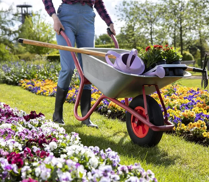 Frau bei der Gartenarbeit